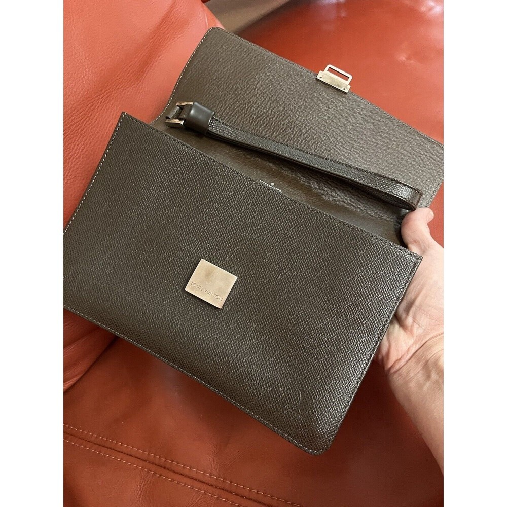 Louis Vuitton Taiga dark Brown Leather Clutch  Condition AB‎ date Code 0094 - Picture 2 of 14